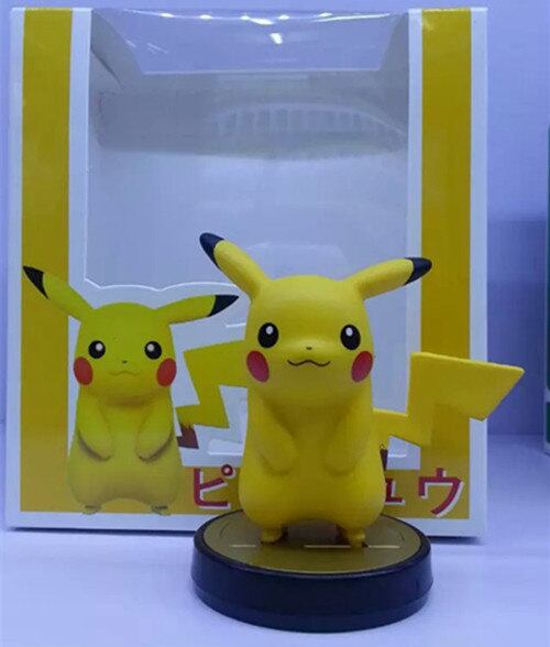 Sua imitação, porém, traz braços muito longos e que ficam "grudados" na barriga, além de pernas finas que dão a sensação de que o Pokémon está flutuando