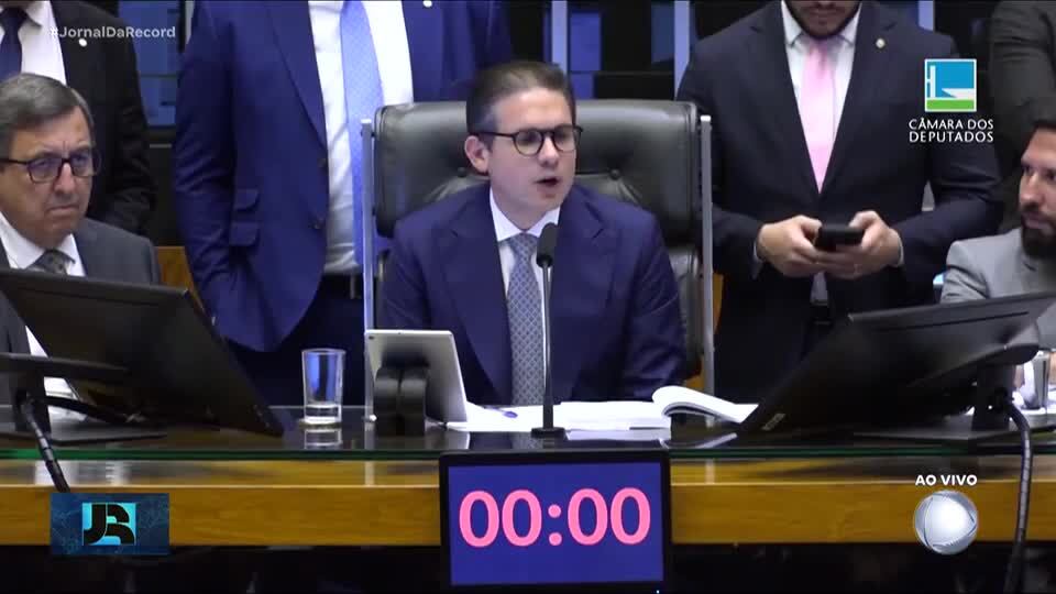 Presidente da Câmara diz que cassação do mandato de Carla Zambelli vai passar por votação