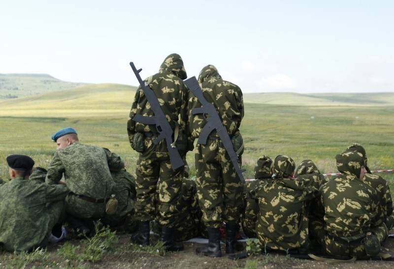 Jovens russos participam do Zarnitsa, jogos de guerra
regionais para estudantes, em Stavropol, na Rússia. A competição
anual permite aos jovens mostrar suas habilidades militares, como tiro,
primeiros-socorros e preparo físico