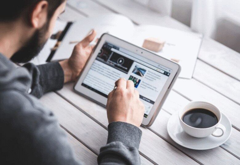 Internet
Responsável pela troca de
informações de qualquer lugar do mundo, essa invenção é mais comumente
creditada como criação de Lawrence Roberts, em 1960. Criada para ajudar na
comunicação entre os computadores do departamento de defesa dos EUA, os
cientistas por trás dela mal imaginavam a proporção que ela tomaria