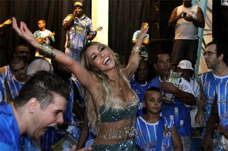 Sabrina Sato virá mais uma vez à frente dos ritmistas da Vila
