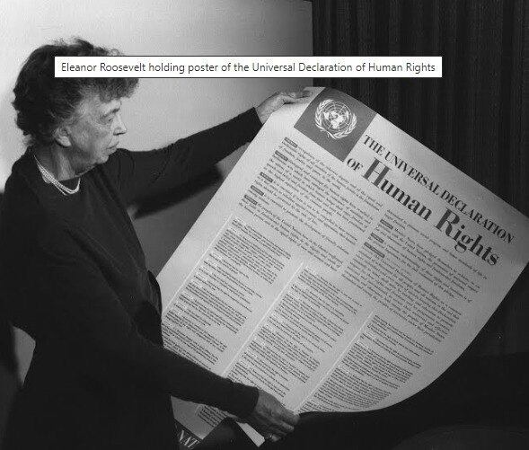 Eleanor Roosevelt segura a Declaração Universal dos Direitos Humanos