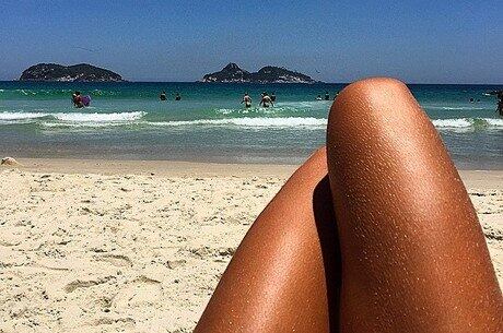 Grazi Massafera tomando sol na praia