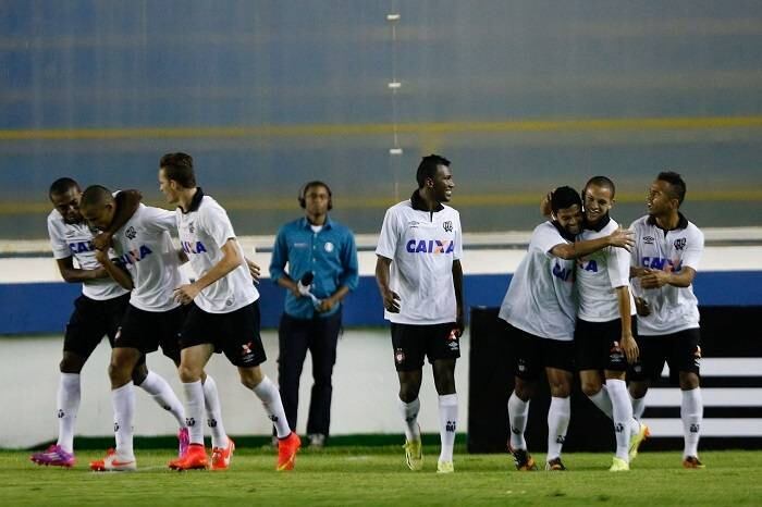 Atlético-PR vence fora de casa e coloca o Flamengo na lanterna