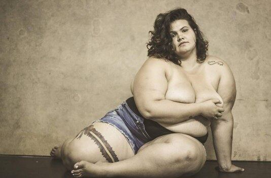 E continuou.
— Se não se sentir bem gorda, emagreça. Mas cada um tem que ser como se sentir bem. A vida toda eu escutei que não poderia ser bailarina porque eu sou gorda. E aí eu botei na minha cabeça que eu ia ser bailarina e gorda do jeito que eu sou. Fui lutando, vencendo preconceitos. Mas tudo é na base do seu querer. Quando você quer, você consegue