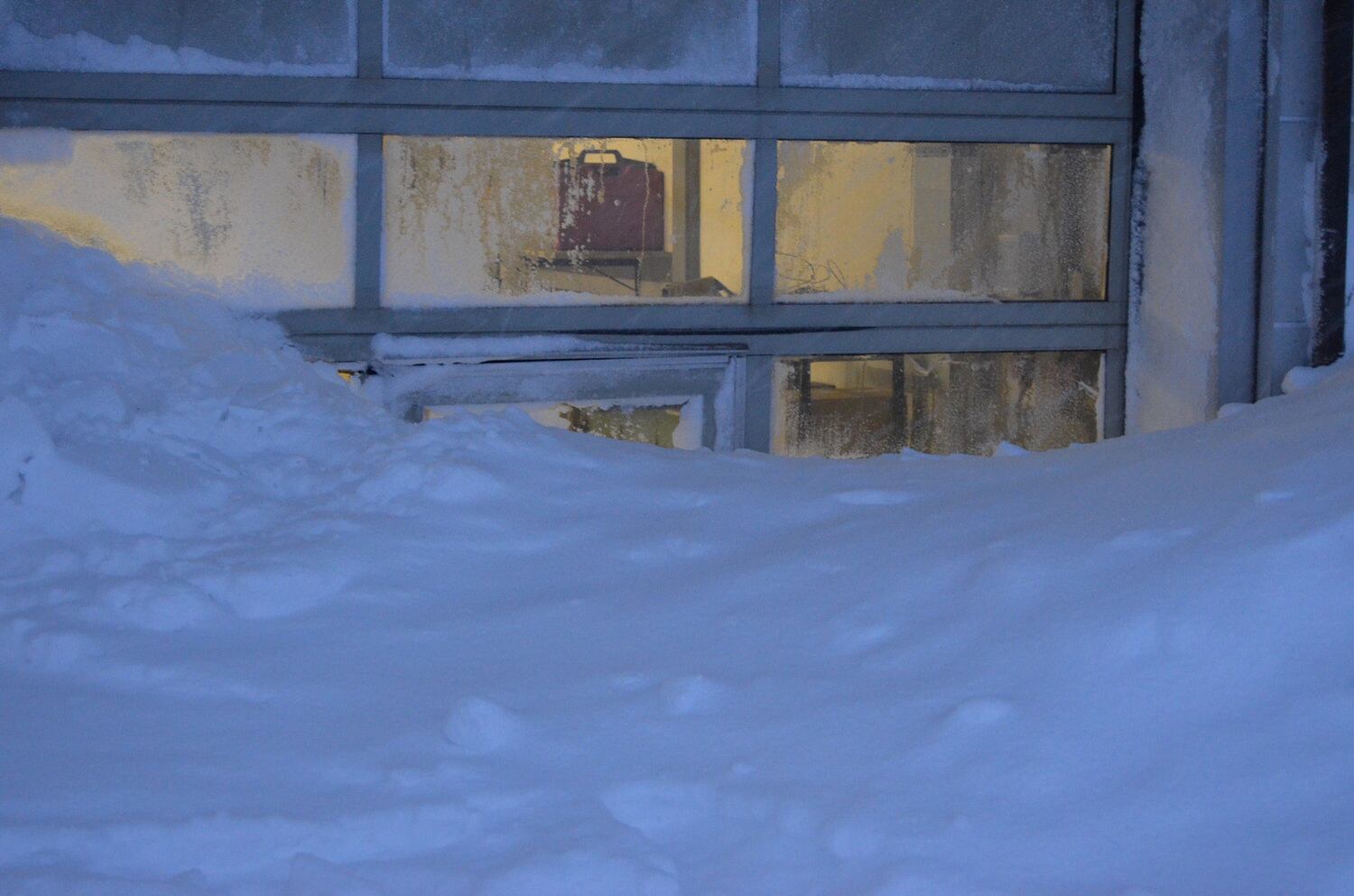 A avalanche atingiu principalmente o restaurante do hotel. Janelas e portas foram bloqueadas por vários metros de neve