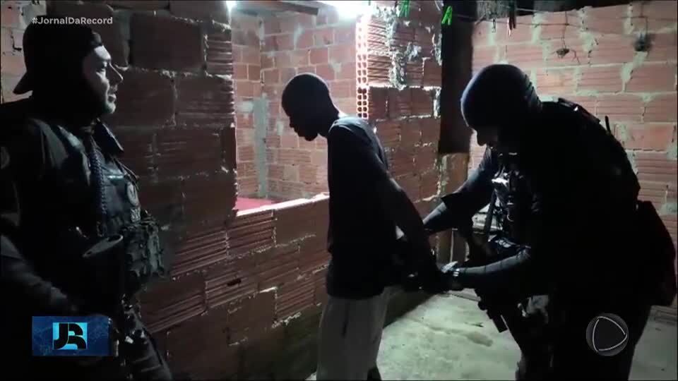 16 pessoas são presas suspeitas de fazer parte de quadrilha especializada em roubo de cargas no RJ