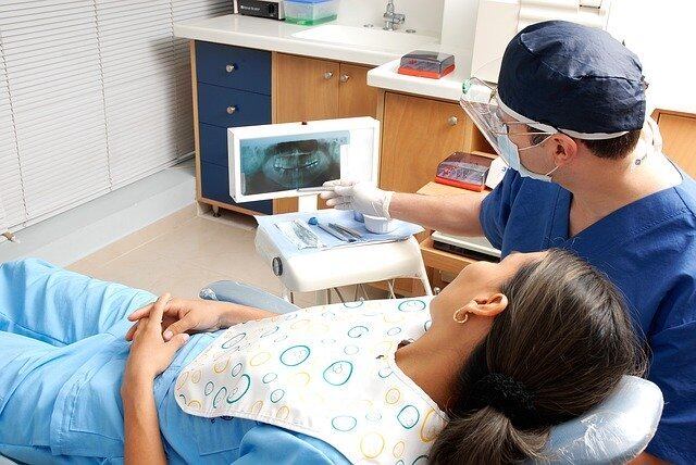 Os dentistas utilizam EPI completo durante o atendimento para evitar contaminação
