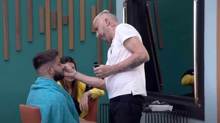 Um grande destaque na passagem deles pelo reality foi o talento de Rogerio com barbas e cabelos. Por diversas vezes, ele fez o papel de barbeiro com os colegas de confinamento, causando até fila de "clientes"! E o resultado? Sempre aprovado pelos jogadores