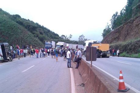 Trânsito ficou completamente interditado na BR-381, sentido SP