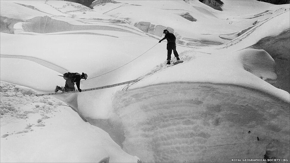 Promovida pela Grã-Bretanha, a expedição de 1953 foi a nona do país rumo ao topo do Everest e a primeira a ter seu sucesso confirmado