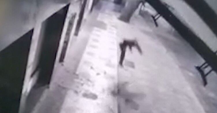 Imagem mostra criminoso caindo do prédio