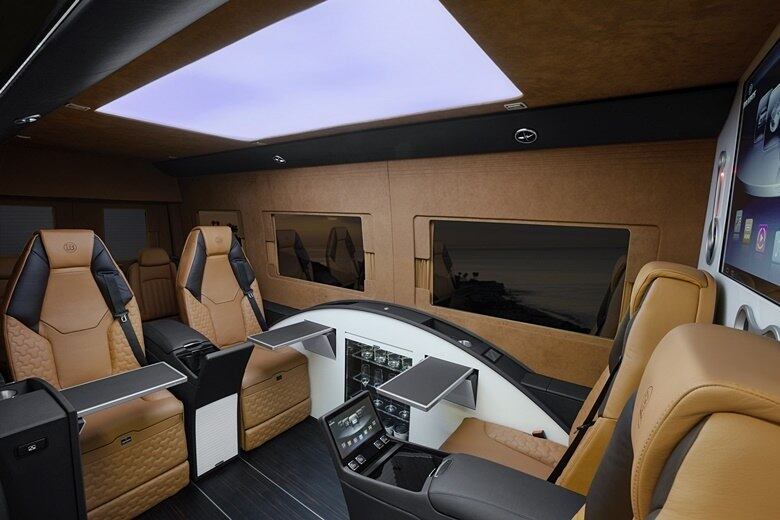 Já pensou olhar para cima e apreciar uma bela imagem do céu azul limpinho, mesmo em um dia de chuva? Pois bem, a Brabus criou o Business Lounge, um van customizada com uma enorme tela de 1,80 cm por 90 cm,
com 2.700 LEDs coloridos capazes de reproduzir 12 diferentes opções de imagens e
câmeras embutidas voltadas para cima
