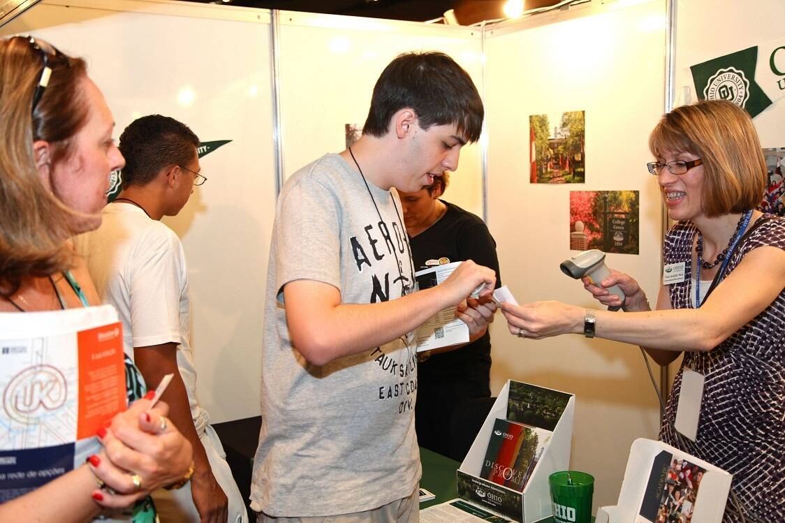 Em
2014, cerca de 232 mil brasileiros devem investir em cursos de
intercâmbio. No ano passado, foram 200 mil, contra 175 mil em 2012. Desde
2003, quando foram registrado 34 mil intercambistas, o segmento cresceu
quase 900%. Os organizadores dos eventos contaram ao R7 que os alunos interessados em sair do País durante a Copa do Mundo também podem encontrar promoções com descontos de 20% até 40%. Confira dicas de especialistas e uma seleção com destinos em promoção