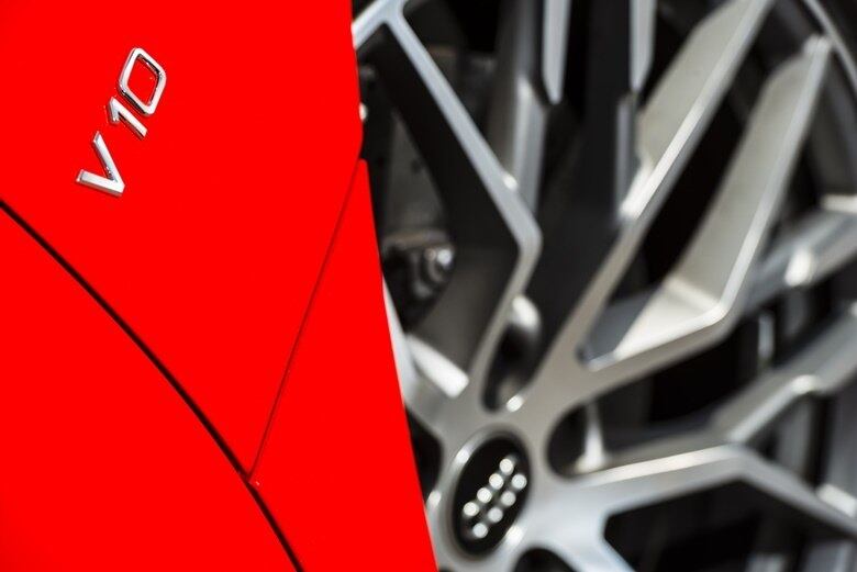 Segundo a Audi, o R8 Coupé V10 Plus arranca de 0 a 100 km/h em 3,2 segundos e atinge máxima de 330 km/h