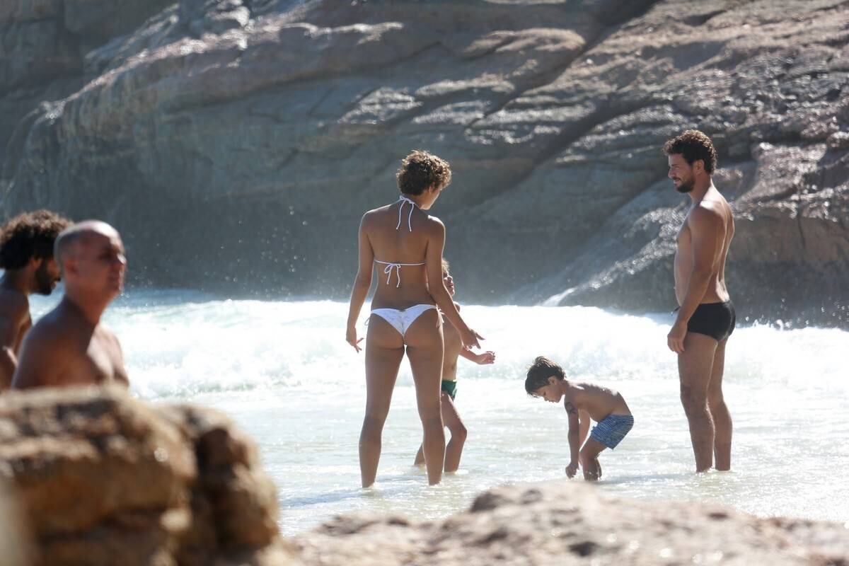 Sophie Charlotte e Daniel de Oliveira se divertem em praia com a família