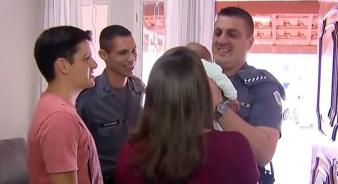 Policiais fizeram os primeiros socorros do bebê