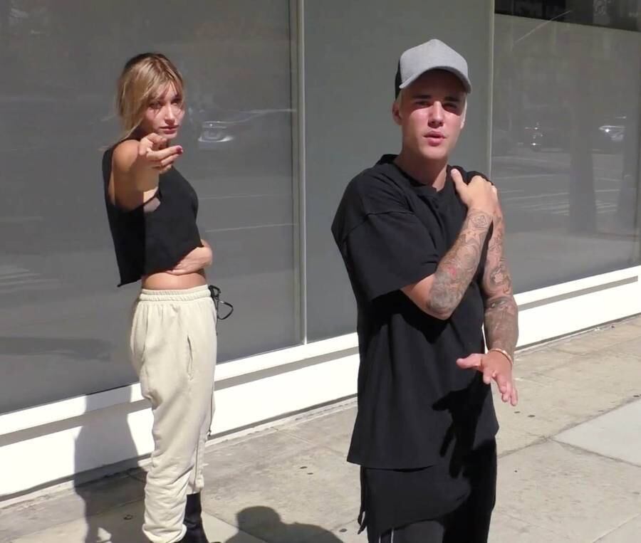Nesta quinta-feira (8), Justin Bieber foi flagrado pela primeira vez após o vazamento de fotos dele nu durante suas férias em Bora Bora. O astro teen já está de volta a Los Angeles e foi flagrado com a amiga Hailey Baldwin. Segundo o site TMZ, Bieber ficou abalado com as imagens íntimas no início, mas agora está até feliz com o vazamento dos cliques

Acesse o R7 Play e assista à programação da Record quando quiser