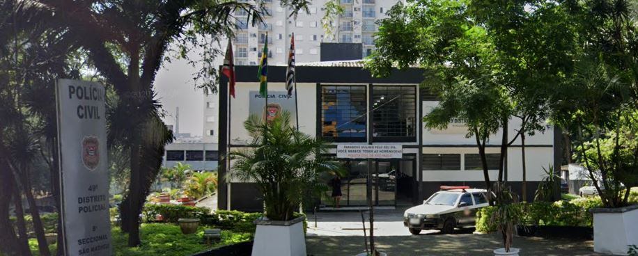 Uma mulher foi agredida por moradores e encaminhada à delegacia sob suspeita de espancar a filha de 4 anos, no bairro Iguatemi, zona leste de São Paulo, na noite de domingo (29). A Polícia Militar foi acionada para uma ocorrência na rua Artur Pereira, por volta das 19h, após uma mulher ser agredida por populares
