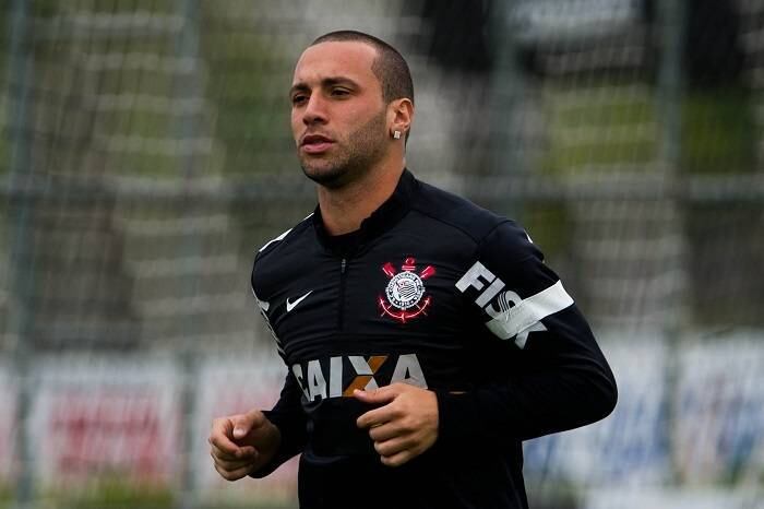 Guilherme também veio para resolver os problemas do meio de campo do Corinthians. O volante chegou quando Paulinho ainda estava no elenco, mas a intenção da diretoria em já ter um substituto à altura quando o jogador fosse negociado era clara. Quando foi exigido, Guilherme se saiu bem, mas mostrou ser bastante diferente do ídolo da Fiel. Deve ser companheiro de Elias no meio-campo alvinegro