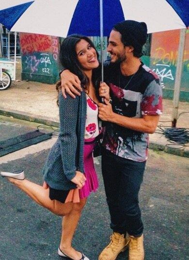 De acordo com a publicação, os dois tentam manter o romance o mais discreto possível, mas os colegas de elenco já perceberam o climinha de namoro entre Giu e Brenno