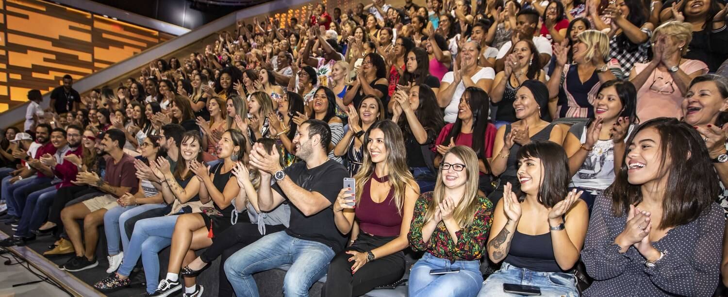 O grupo acompanhou um pouco da gravação do programa na primeira fileira da plateia 