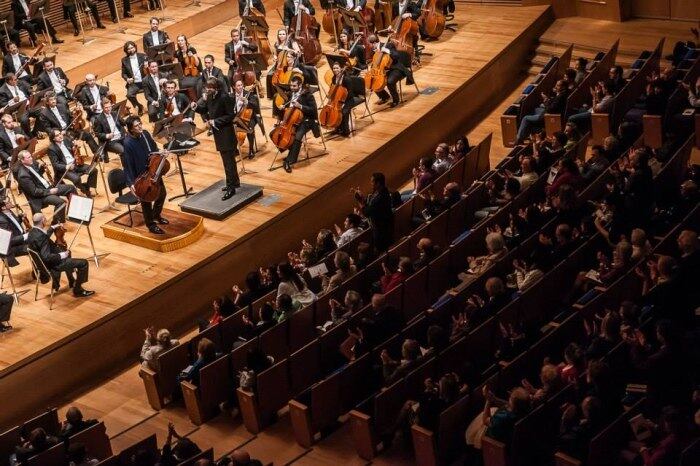 Nas sessões, maestro apresenta instrumentos para o público