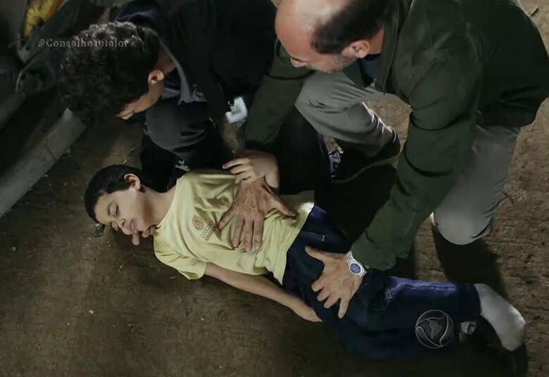 Depois de uma corrida contra o tempo tentando achar o menino, Sereno e César conseguem encontrá-lo e livrá-lo da morte