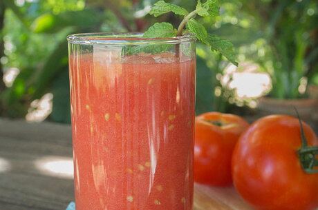 Nutricionista diz que o ideal é beber sucos naturais ou feitos da polpa de frutas