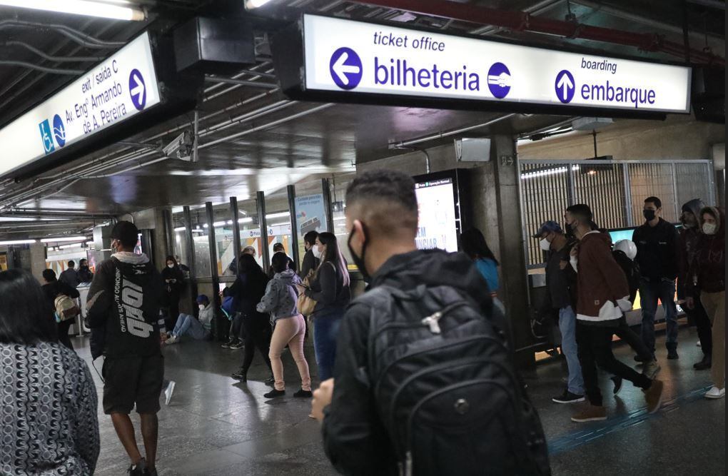 Nos terminais da cidade, passageiros enfrentaram filas enormes no início da manhã. Alguns precisaram mudar de rota devido à greve, sem poderem utilizar determinadas linhas de ônibus, metrôs e trens que seriam as principais opções