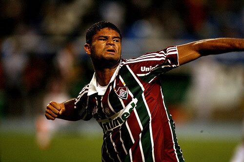 Como a prioridade para o próximo ano é o sistema defensivo, outro nome que pode pintar na Vila é o zagueiro Gum