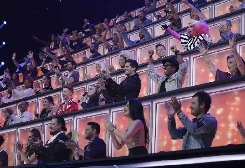 Um dos segredos para
tentar agradar aos jurados do Canta Comigo, sem dúvida alguma, é
interpretar uma canção que já foi sucesso nas rádios brasileiras e mundiais.
Tendo consciência disso, os competidores do episódio desta quarta-feira (8) vão cantar hits de grandes nomes da música