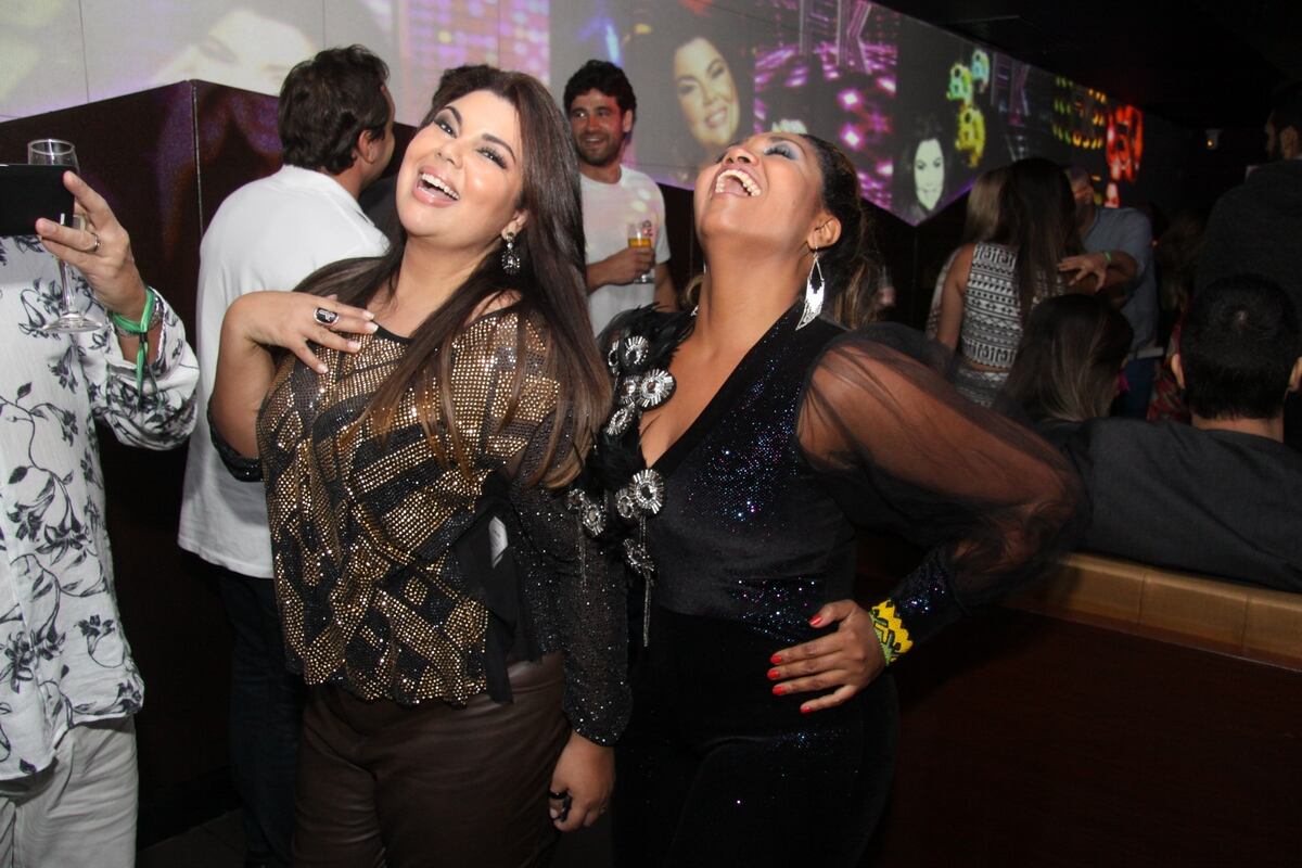 Fabiana Karla e Gaby Amarantos fazendo pose para as fotos