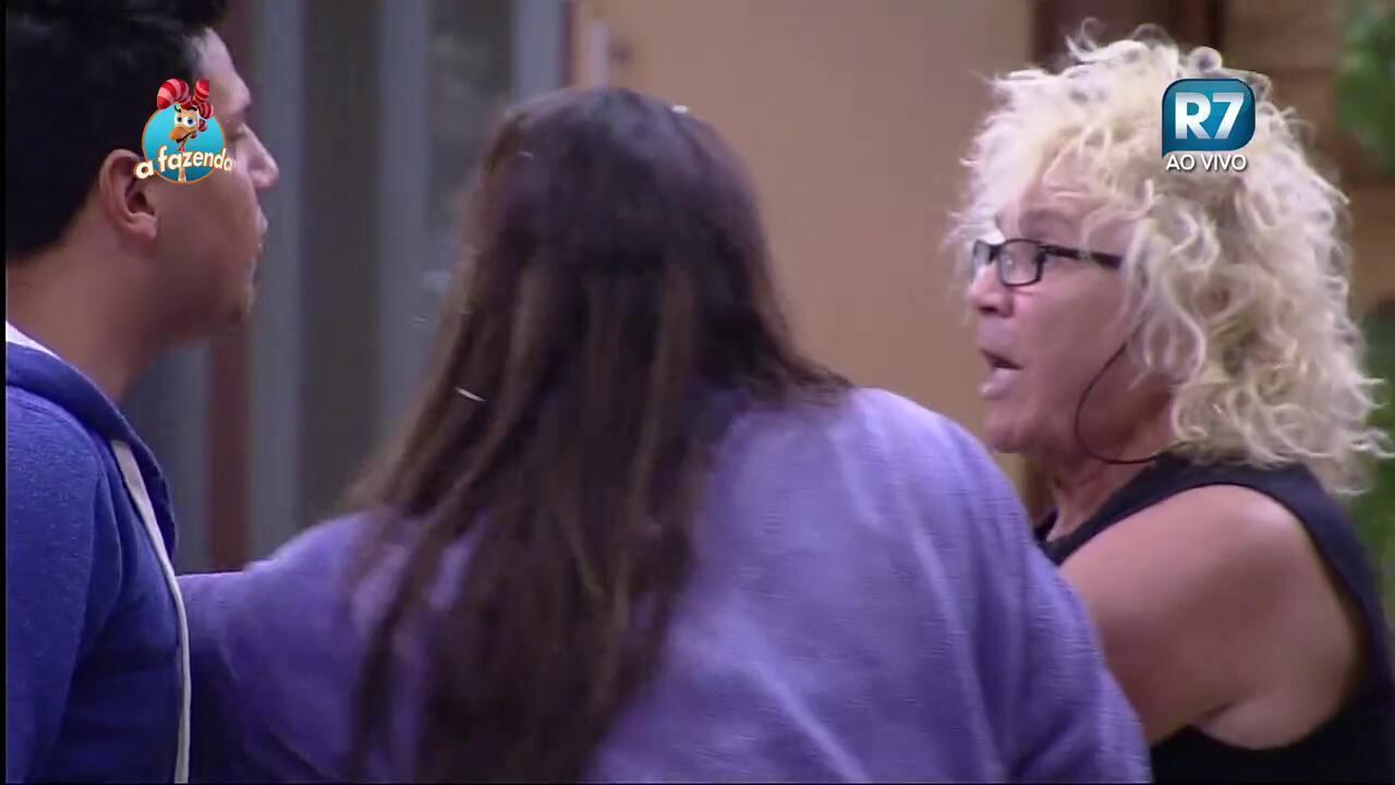 E quando menos se esperava, acabou rolando briga das feias, no meio da madrugada deste sábado (17), em A Fazenda

+ Revoltados! Peões pedem a saída da Fazendeira do reality
+ Douglas sensualiza para Rayanne e Luka na festa do Pijama
+ Ana Paula e Luka abrem Festa do Pijama com debate sobre os peões
+ Barraco histórico entre Ovelha e Luka marca visita de Geraldo Luís
