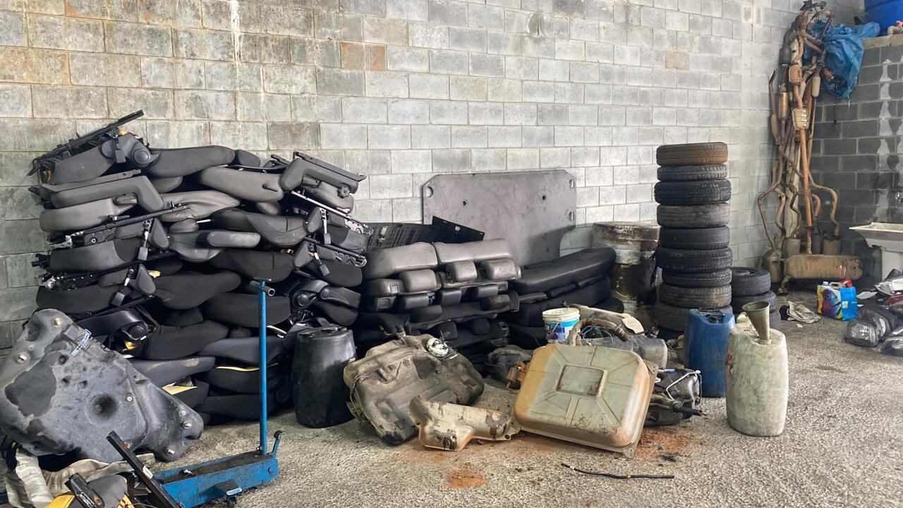 A princípio os policiais receberam uma chamada para um possível sequestro no endereço, de acordo com a Polícia Militar. Ao chegar no local, os policiais identificaram que se tratava de um desmanche de veículos