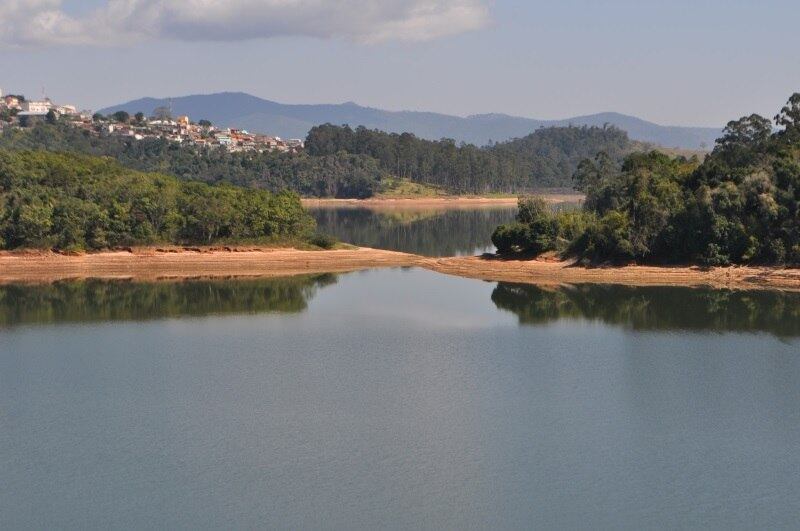Represa de Nazaré Paulista com baixo volume por causa da estiagem.