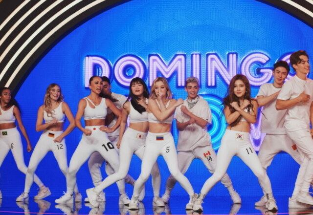 Ela até caprichou na pose 