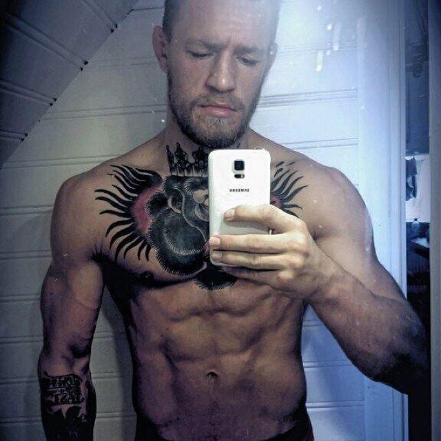 E é desse jeito McGregor tira selfie. Qual é melhor?