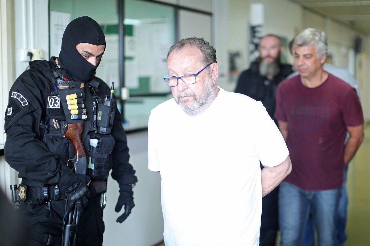 Já Zwi Skornicki, acusado de ser o operador de propinas de João Santana e de Mônica Moura, também conseguiu o benefício da prisão domiciliar, após acordo de delação premiada