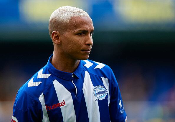 Deyverson - Atacante - Alavés - 26 anos
Revelado pelo Mangaratibense do Rio de Janeiro, Deyverson se transferiu para o Benfica com apenas 20 anos. Depois de rodar pela Europa, o atacante assinou com o Alavés nesta temporada e ajudou a equipe a chegar na final da Copa do Rei, mas o clube foi derrotado pelo Barcelona na decisão
Valor em 2016 - 2 milhões euros / Valor em 2017 - 5 milhões de euros (+150%)
