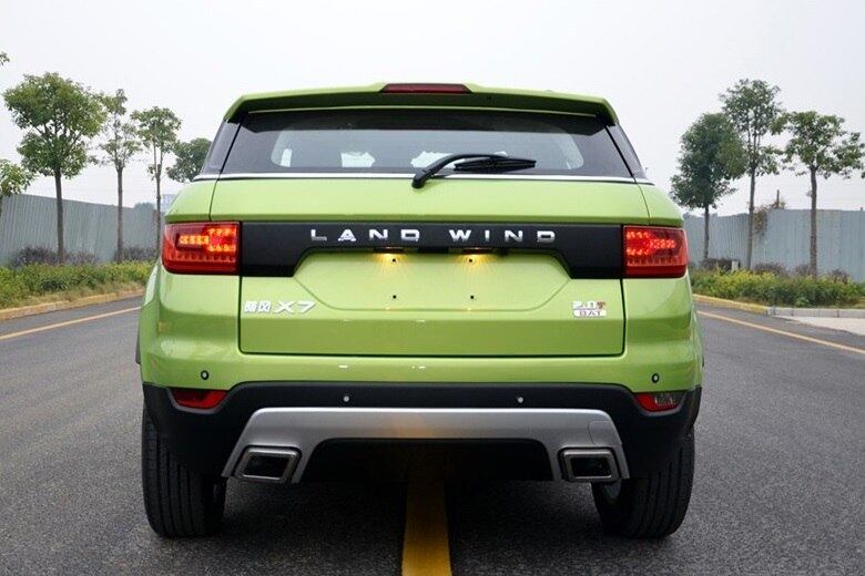 Por sinal, os brasileiros podem, em breve, encontrar o X7 nas ruas. A Land Wind já confirmou que venderá o clone do Evoque no Brasil, e que o modelo custará cerca de 40% menos que o original — em torno de R$ 115 mil