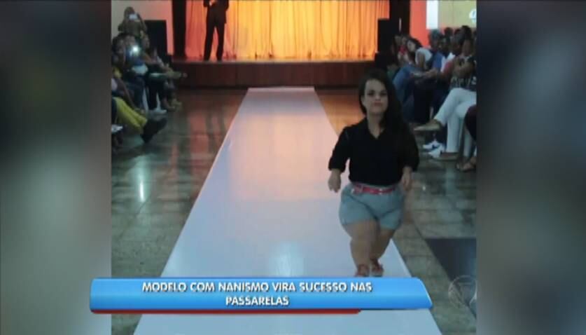 A modelo conta que a decisão de fugir das
roupas de crianças se deve ao apoio que recebeu da mãe e das irmãs que sempre a
incentivaram a se vestir de acordo com a idade.

— As pessoas acham que, por a gente ser
pequenininha, tem que usar roupa infantil, mas minhas mães e irmãs
sempre incentivaram: ‘Você chegou a uma tal idade, você pode usar, mas vamos
ter que fazer algumas adaptações'