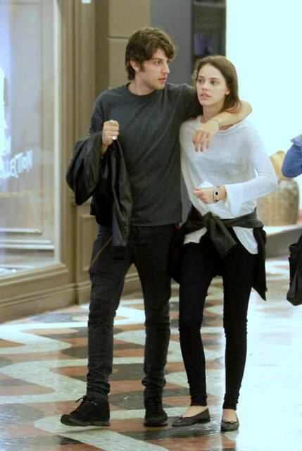 Chay Suede e Laura Neiva passeiam em shopping carioca nesta segunda-feira (17)