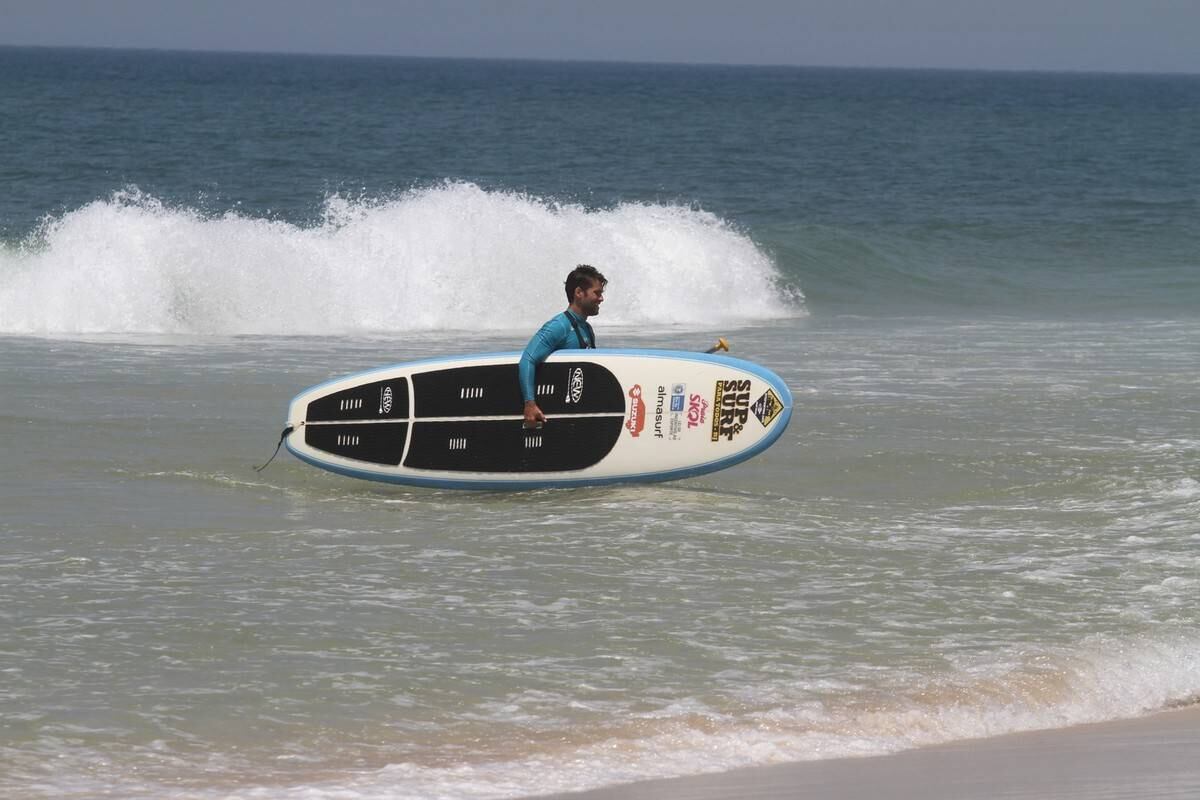Bruno Gagliasso e Ricardo Pereira praticam stand up paddle na praia da Barra da Tijuca, no Rio