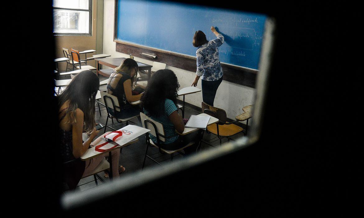 Amazonas registra 342 professores com covid-19 após retorno das aulas