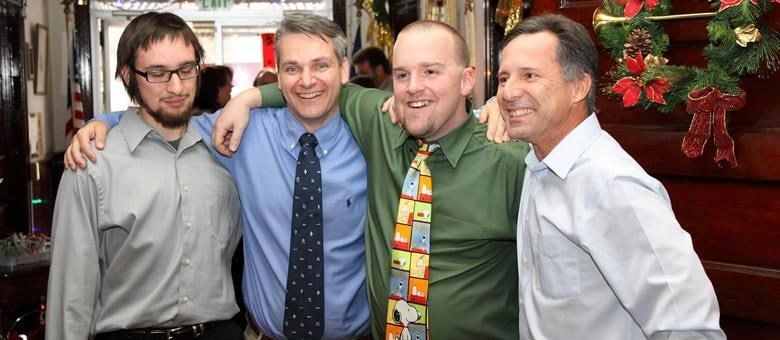 Tim Samaras (esq.), seu filho Paul (dir.) e seu funcionário Carl Young (de camisa verde) morreram na sexta-feira (31)