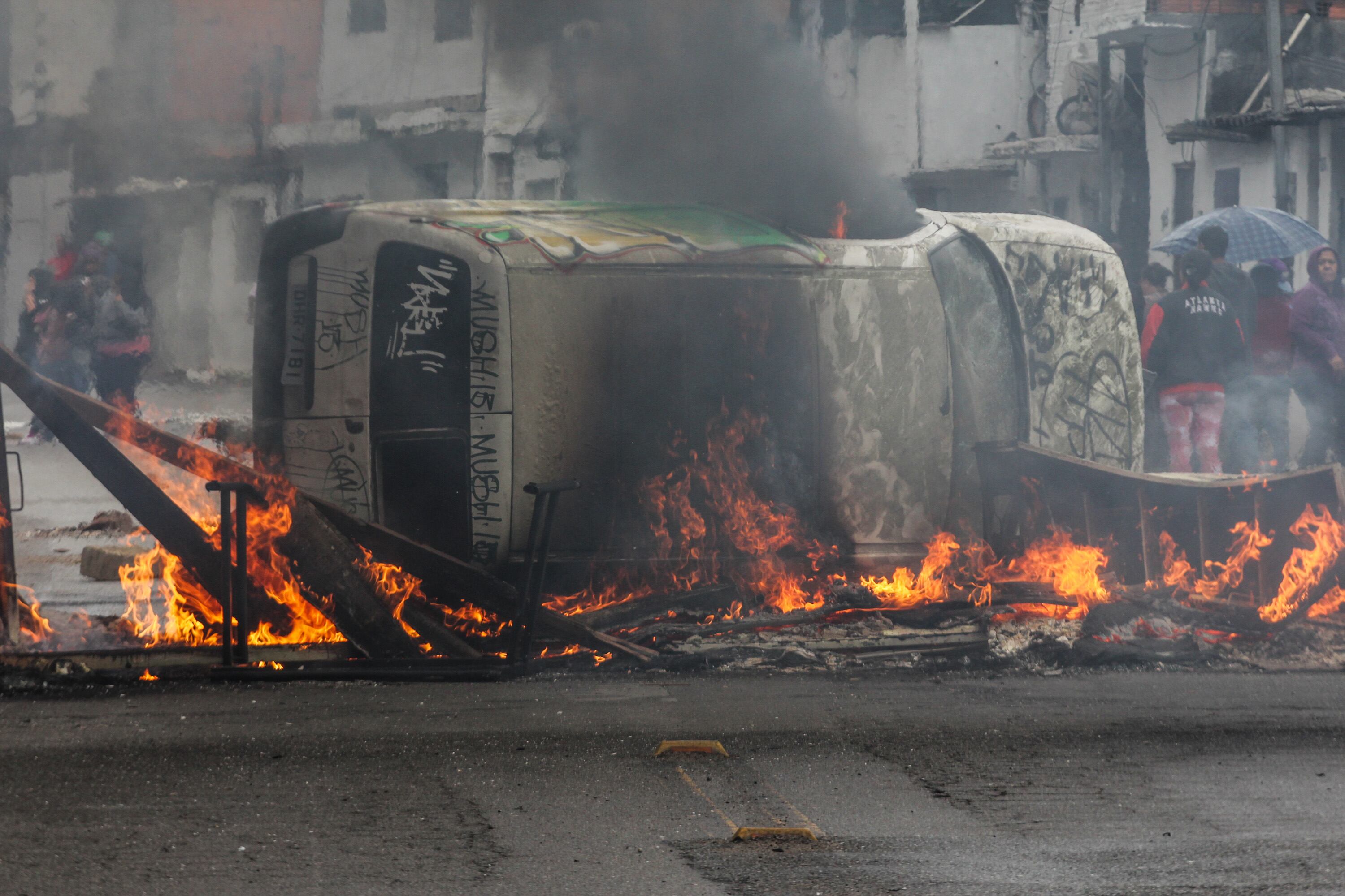 Cerca de 100 pessoas realizaram um protesto por moradia na Vila Andrade, região do Morumbi, na manhã desta segunda-feira (7). O ato começou por volta das 6h40 na avenida Doutor Luiz Migliano e foi controlado cerca de uma hora e meia depois. Os manifestantes chegaram a incendiar um carro durante a manifestação. Policiais Militares e bombeiros foram acionados para o protesto e às 12h15, a avenida continuava bloqueada pela CET. Ao menos seis pessoas ficaram feridas, segundo a Secretaria Municipal de Saúde