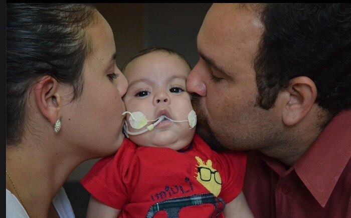 Laís Ribeiro passou por
um dos momentos mais felizes de sua vida em dezembro de 2014: o nascimento de
seu filho Miguel. Três meses depois, o pequeno foi diagnosticado com amiotrofia muscular espinhal progressiva tipo 1,
doença que causa degeneração progressiva dos músculos, inclusive da parte
respiratória. Agora a mãe luta para arrecadar dinheiro para levar o menino aos
Estados Unidos para realizar um tratamento que poderá salvar a vida do pequeno Miguel 
*Colaborou Brenno Souza, estagiário do R7