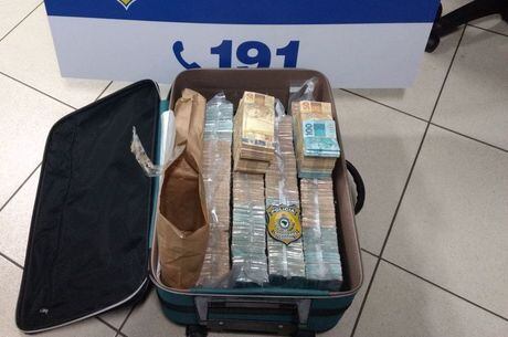 Mala com o dinheiro foi apreendida pela PRF