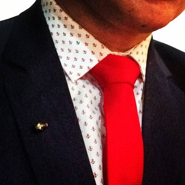 Em outro clique, o promoter contou detalhes de sua vestimenta.

— Detalhe da camisa, cheia de âncoras vermelhas e algumas azul